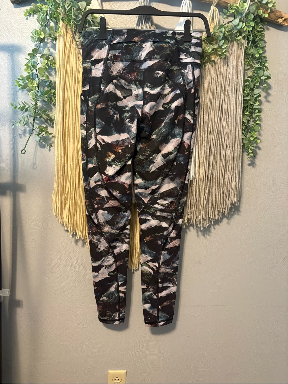 💫 2 for 40 💫 Lululemon Abstract Print High-Rise Leggings in Black and Multicolor - Picture 2 of 6